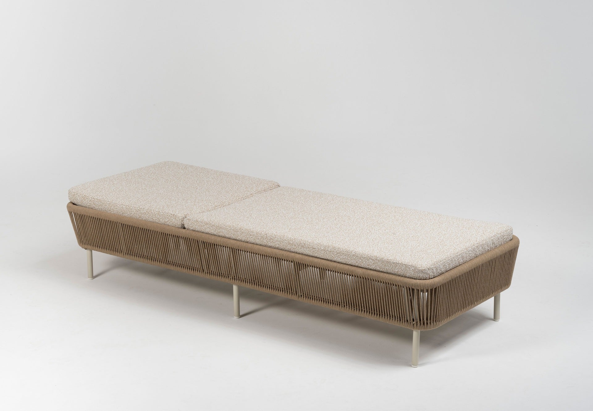 Sonnenliege Matteo mit cremefarbenem Aluminiumgestell, tabakfarbenen Kunststoffschnüren und hellgrauer Polsterauflage für den Outdoor-Bereich