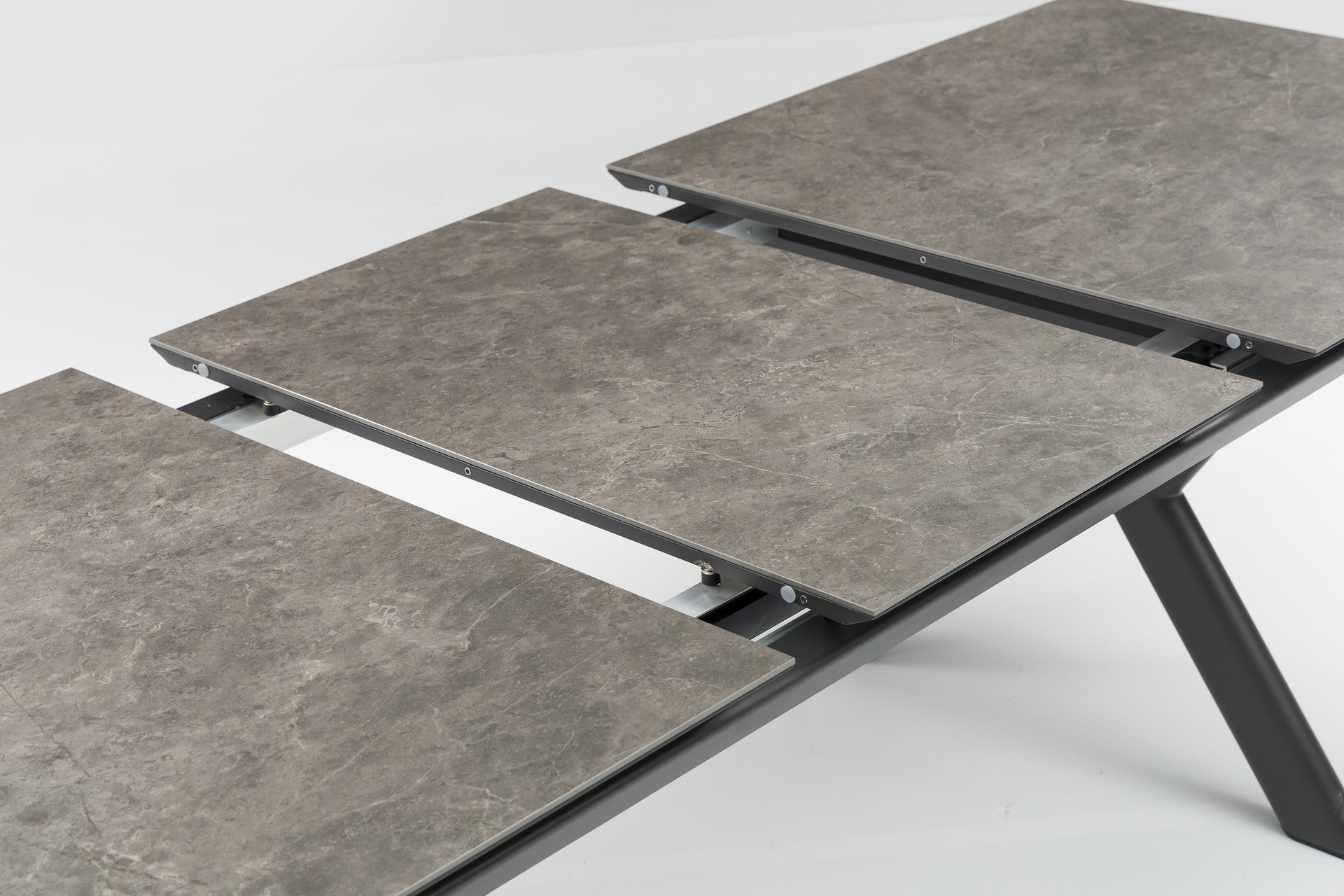 Nicosia Tischgruppe mit ausziehbarem Sinterstone-Esstisch und Gaslift-Armstühlen