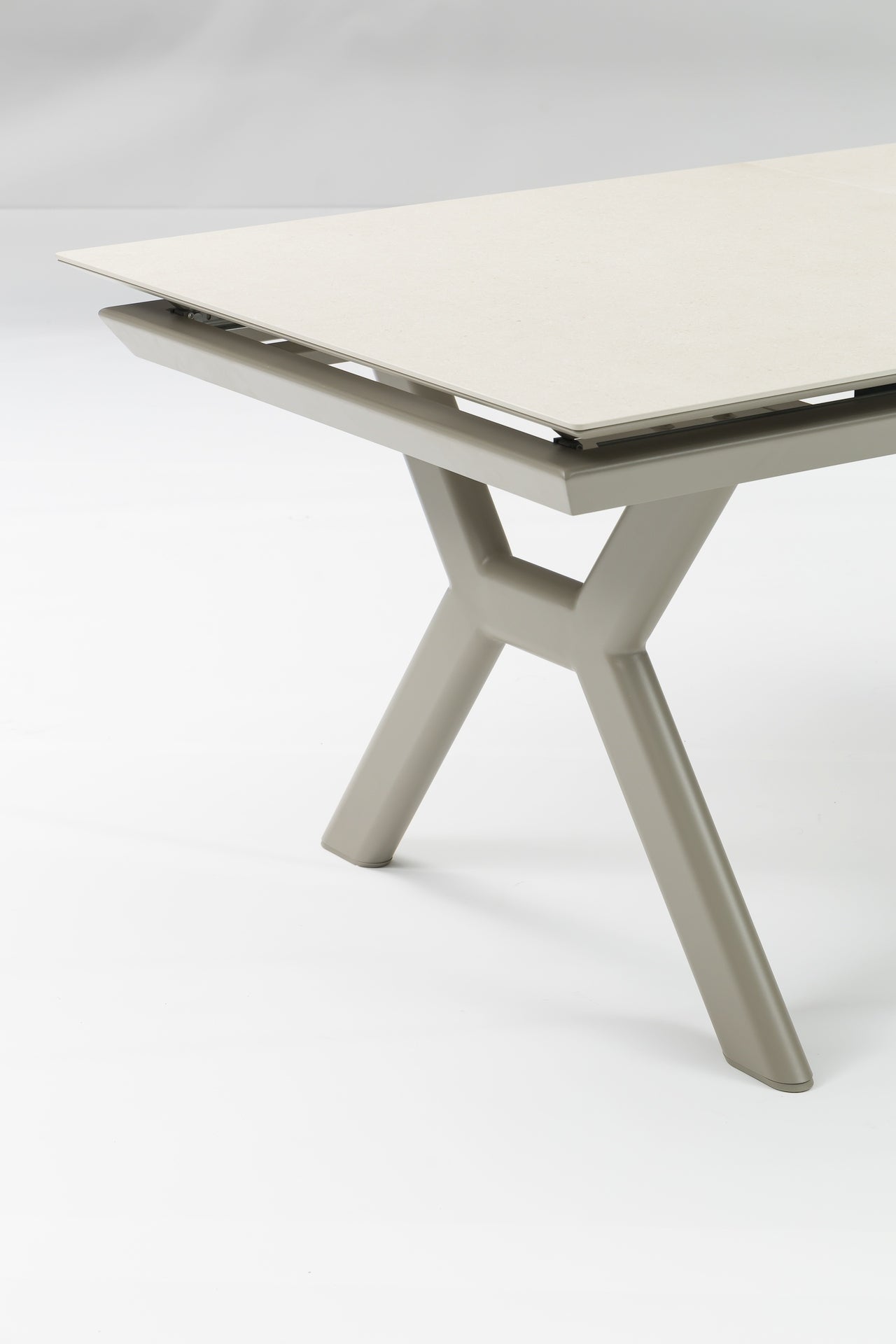 Nicosia Tischgruppe mit ausziehbarem Sinterstone-Esstisch und Gaslift-Armstühlen