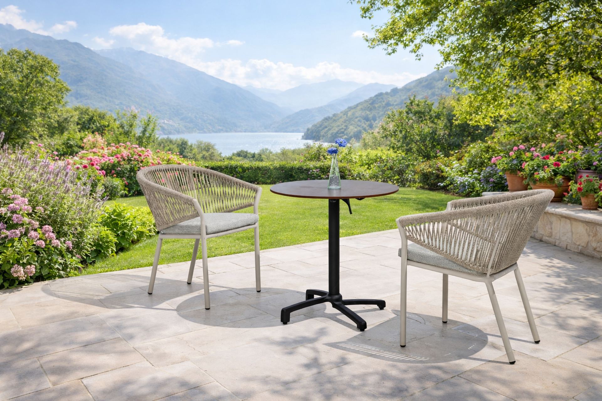 Nikki Gartenstuhl mit Aluminiumgestell in grau-beige oder Anthrazit, Textilschnur-Rückenlehne und grauem Sitzkissen für den Outdoor-Bereich