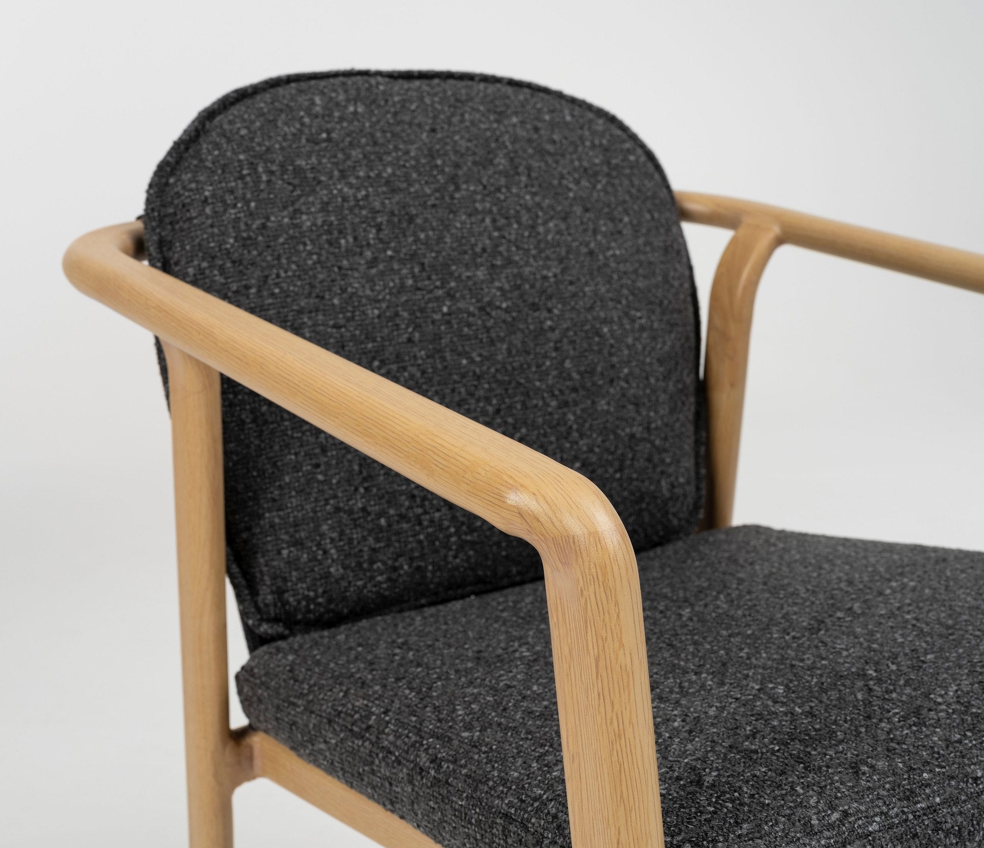 Olenna Gartenstuhl dunkelgrau mit Aluminiumgestell im Holzdekor, Textilschnur-Rückenlehne in Anthrazit und Sitzkissen für den Außenbereich