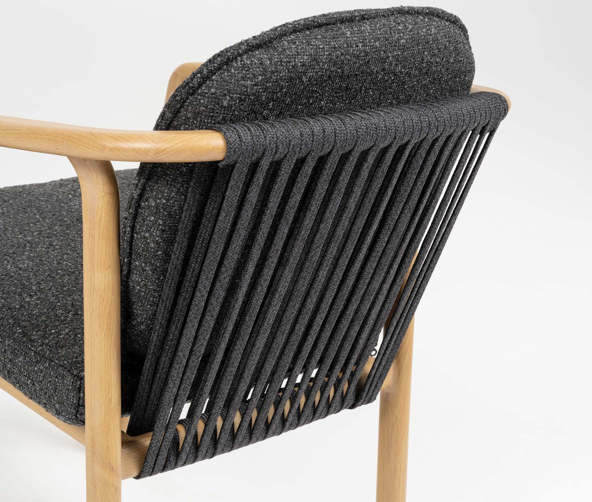 Olenna Gartenstuhl dunkelgrau mit Aluminiumgestell im Holzdekor, Textilschnur-Rückenlehne in Anthrazit und Sitzkissen für den Außenbereich