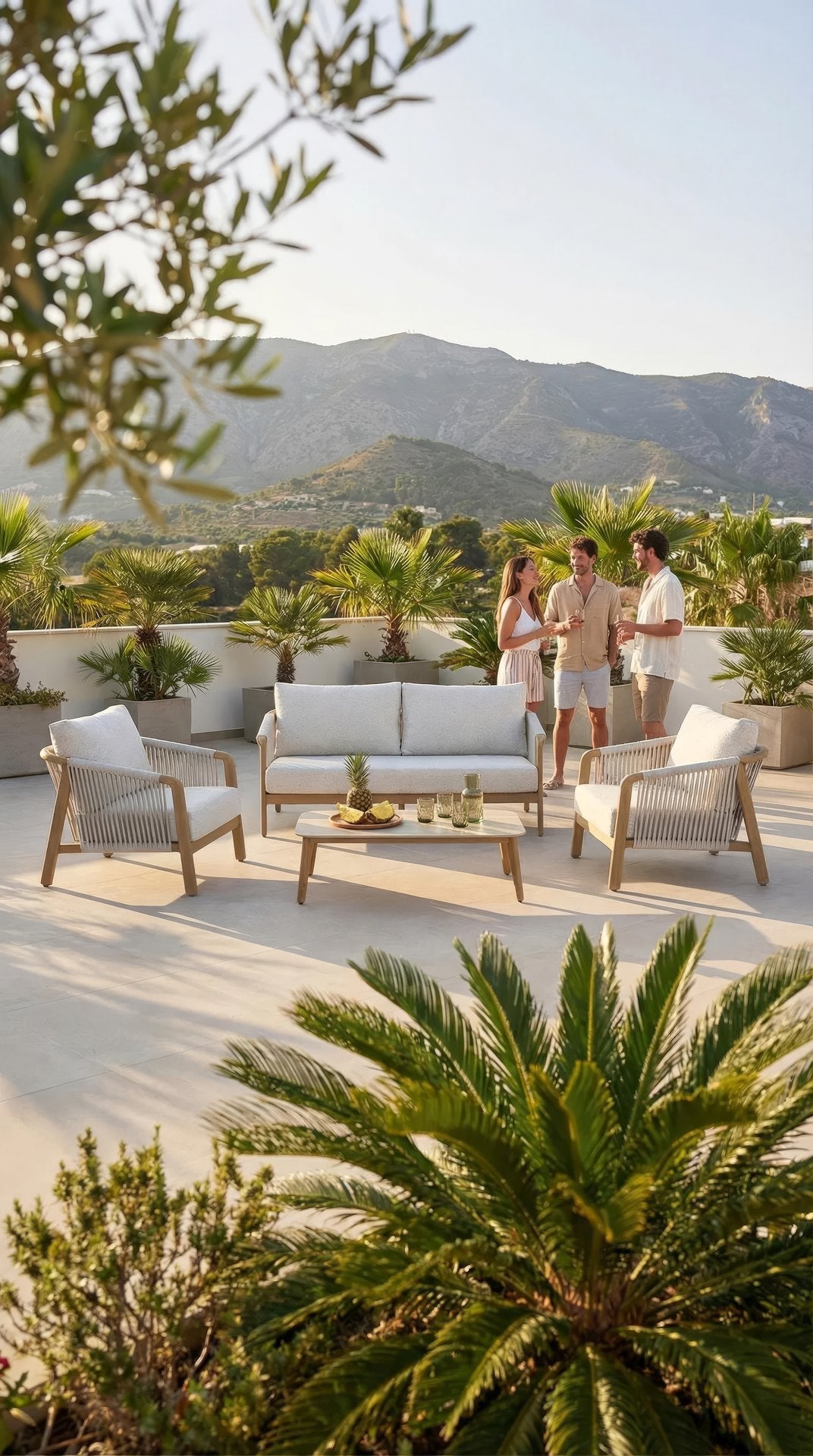 Olenna Gartenlounge aus Aluminium in Holzdekor mit ivory Textilschnüren, cremefarbenen witterungsbeständigen Polstern, bestehend aus 2-Sitzer, zwei Armstühlen und Loungetisch – Outdoor Gartenmöbel