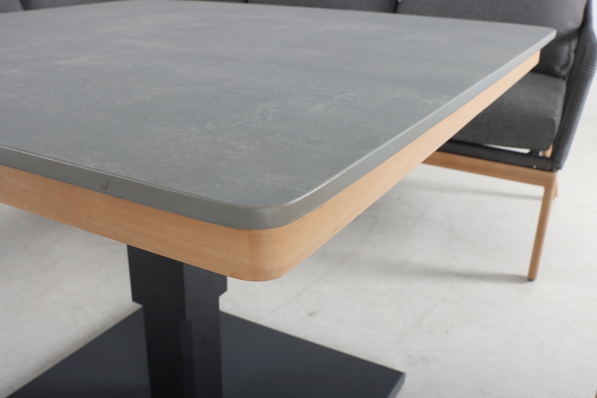 Poppy Eckbankgruppe mit höhenverstellbarem Tisch aus Aluminium, Textilschnüren und dunkelgrauen Polstern – Gartenmöbelshop.at