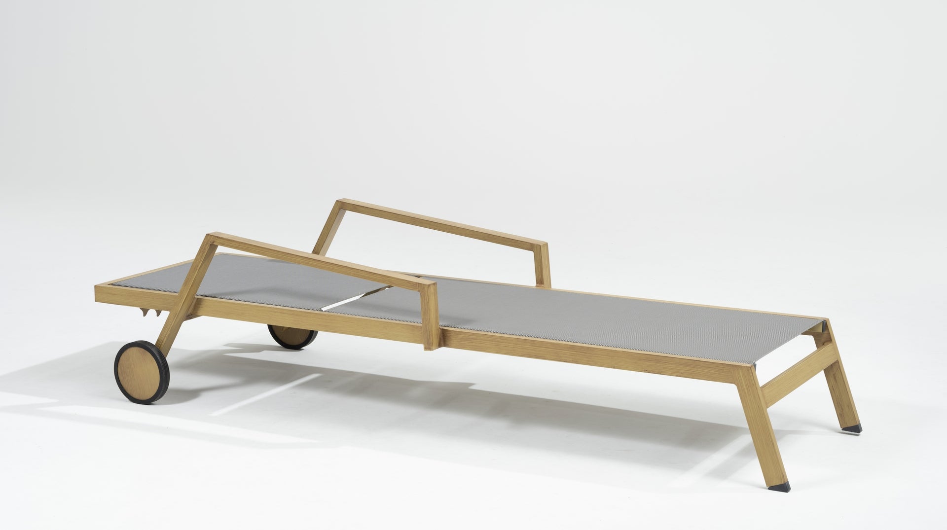 Die Sonnenliege Rocco-Wood mit Aluminiumgestell in Holzoptik und taupe-grauer Textilenbespannung, verstellbarer Rückenlehne und Rollen von Gartenmöbelshop.at.