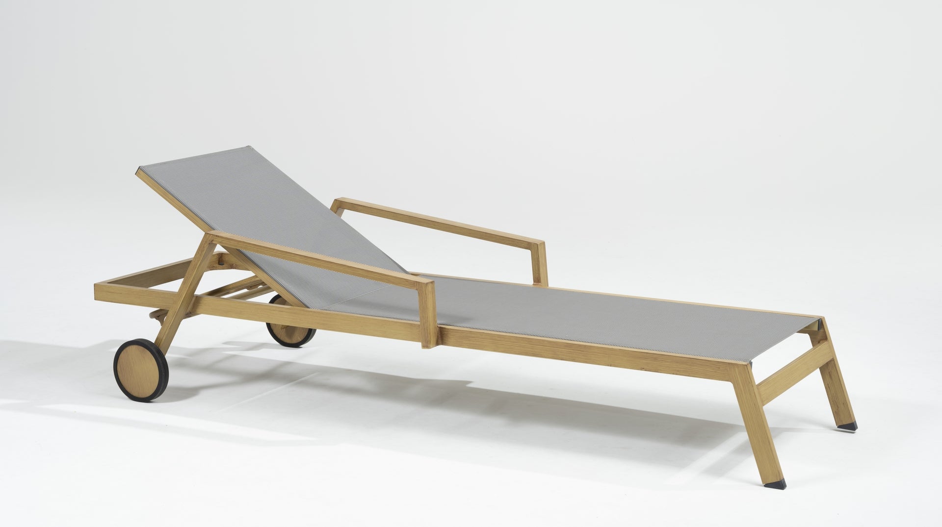 Die Sonnenliege Rocco-Wood mit Aluminiumgestell in Holzoptik und taupe-grauer Textilenbespannung, verstellbarer Rückenlehne und Rollen von Gartenmöbelshop.at.