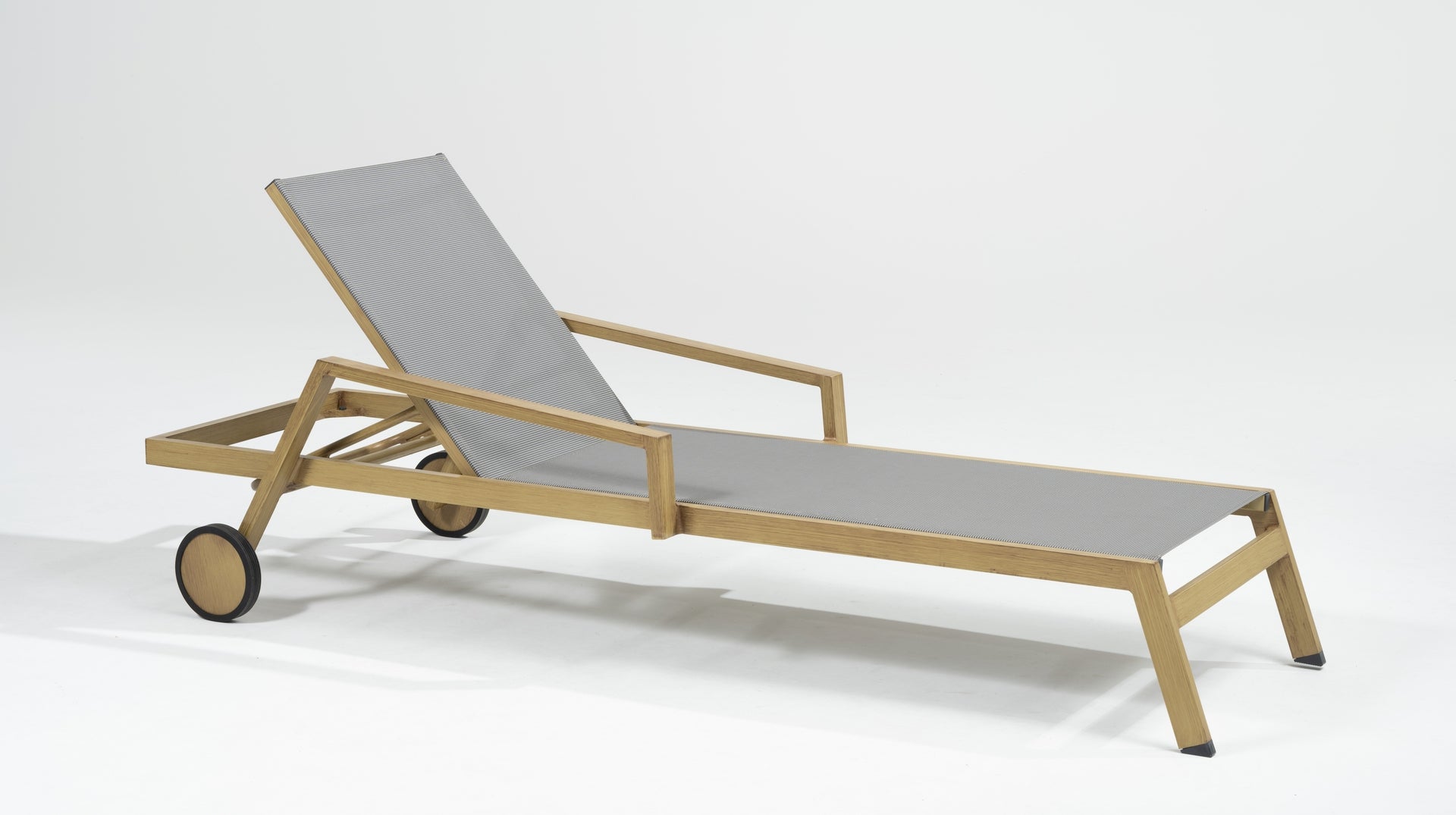 Die Sonnenliege Rocco-Wood mit Aluminiumgestell in Holzoptik und taupe-grauer Textilenbespannung, verstellbarer Rückenlehne und Rollen von Gartenmöbelshop.at.