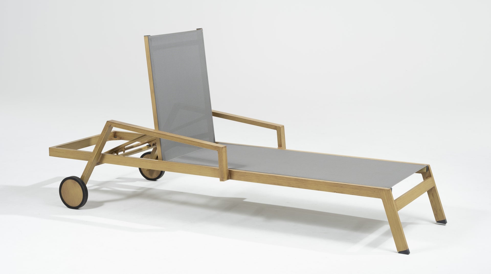 Die Sonnenliege Rocco-Wood mit Aluminiumgestell in Holzoptik und taupe-grauer Textilenbespannung, verstellbarer Rückenlehne und Rollen von Gartenmöbelshop.at.