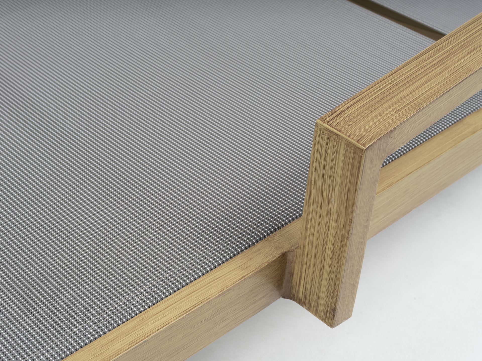 Die Sonnenliege Rocco-Wood mit Aluminiumgestell in Holzoptik und taupe-grauer Textilenbespannung, verstellbarer Rückenlehne und Rollen von Gartenmöbelshop.at.