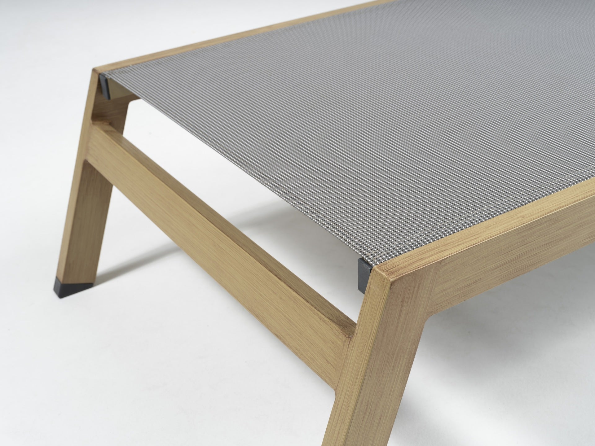 Die Sonnenliege Rocco-Wood mit Aluminiumgestell in Holzoptik und taupe-grauer Textilenbespannung, verstellbarer Rückenlehne und Rollen von Gartenmöbelshop.at.