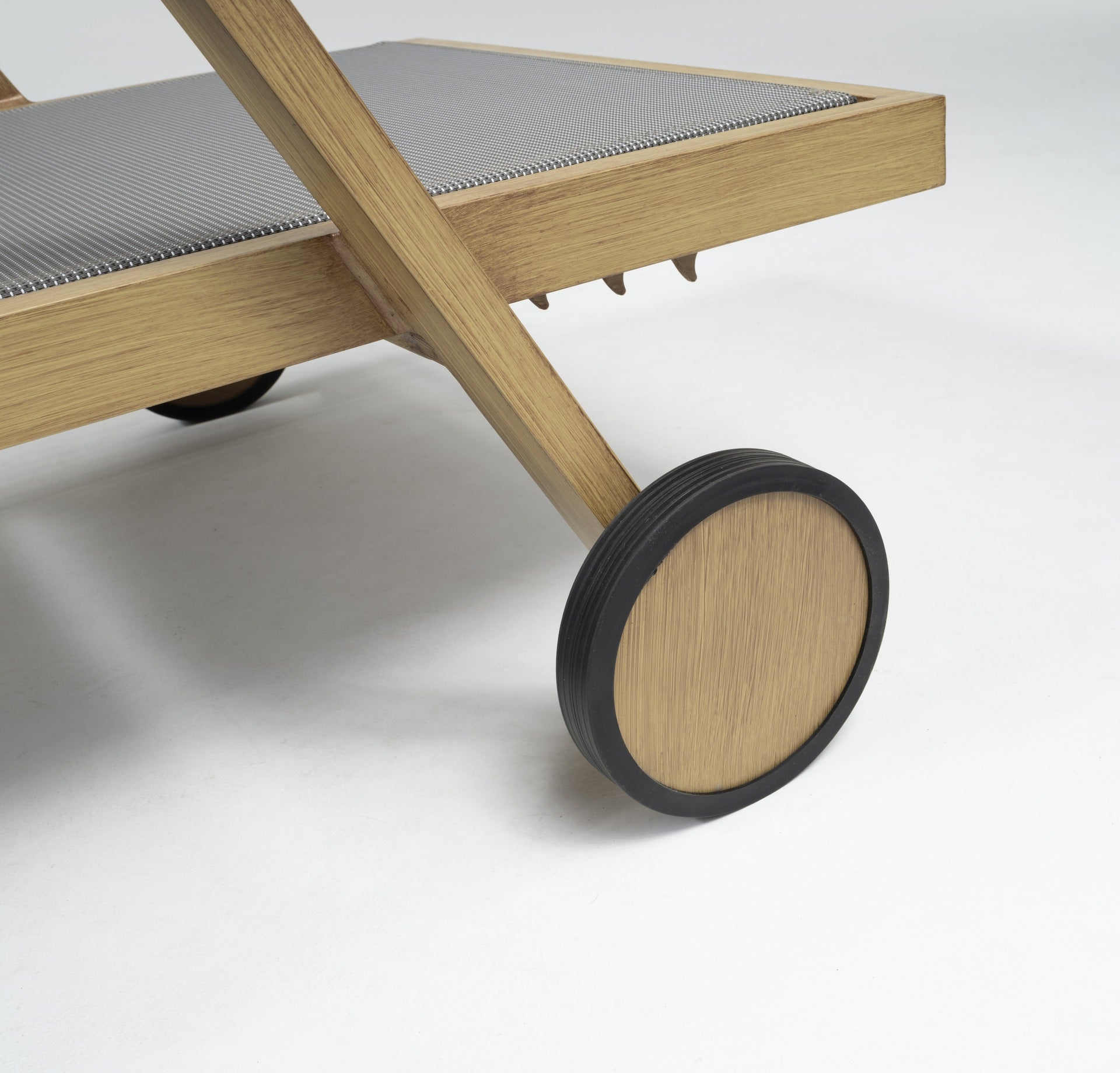 Die Sonnenliege Rocco-Wood mit Aluminiumgestell in Holzoptik und taupe-grauer Textilenbespannung, verstellbarer Rückenlehne und Rollen von Gartenmöbelshop.at.