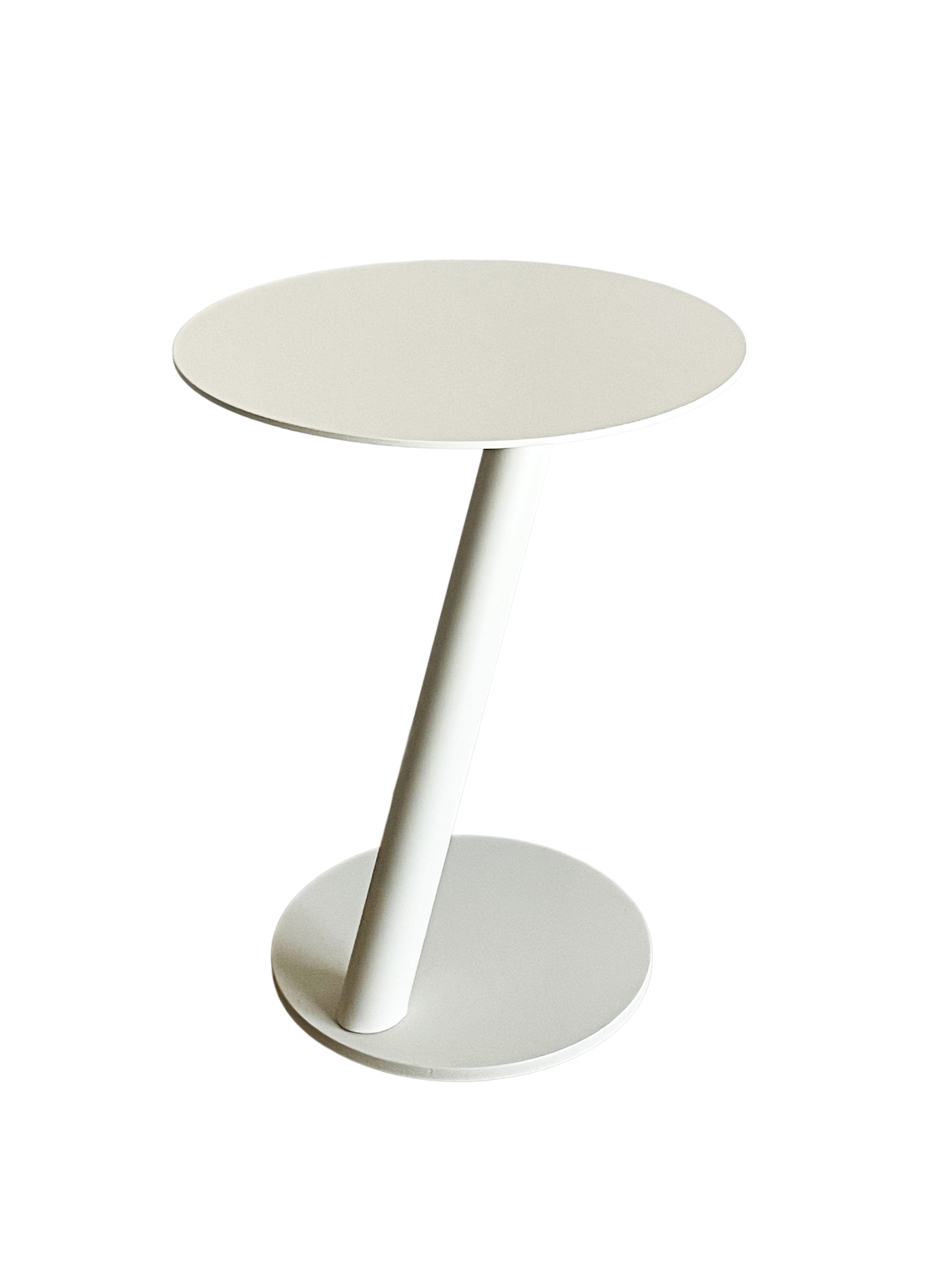 Rue Beistelltisch aus Aluminium in ivory pulverbeschichtet für Garten und Terrasse