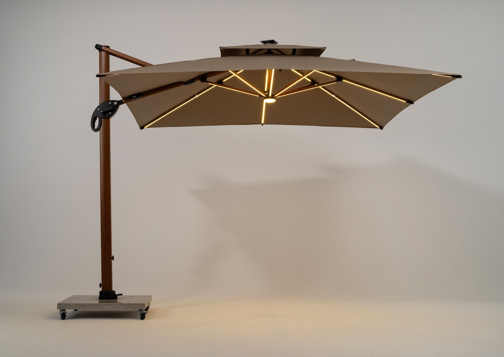 Ruffy Wood Pendelschirm 3x3 m in edler Holzoptik mit LED-Beleuchtung und fahrbarem Granitsockel für Terrasse und Garten