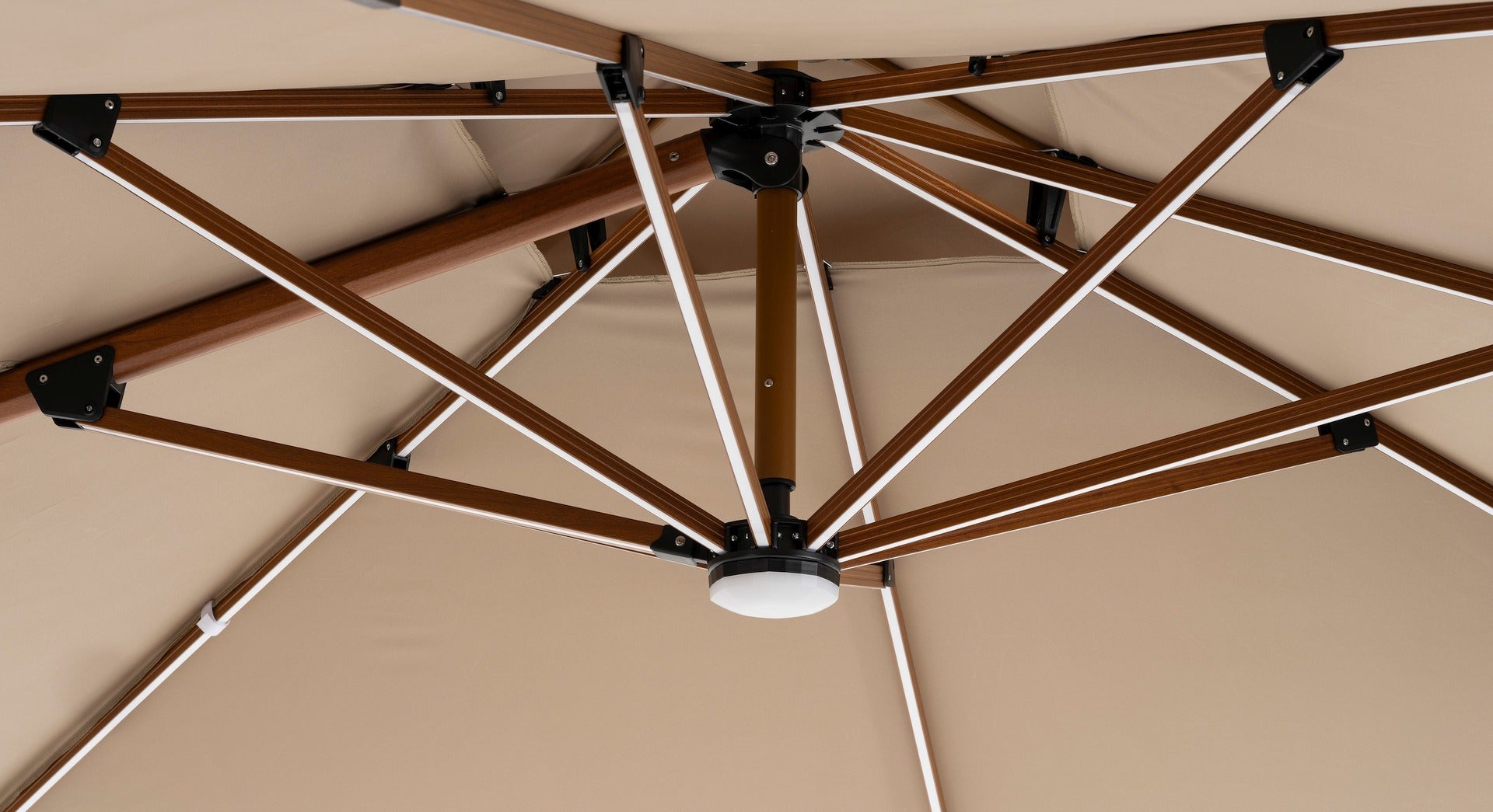 Ruffy Wood Pendelschirm 3x3 m in edler Holzoptik mit LED-Beleuchtung und fahrbarem Granitsockel für Terrasse und Garten