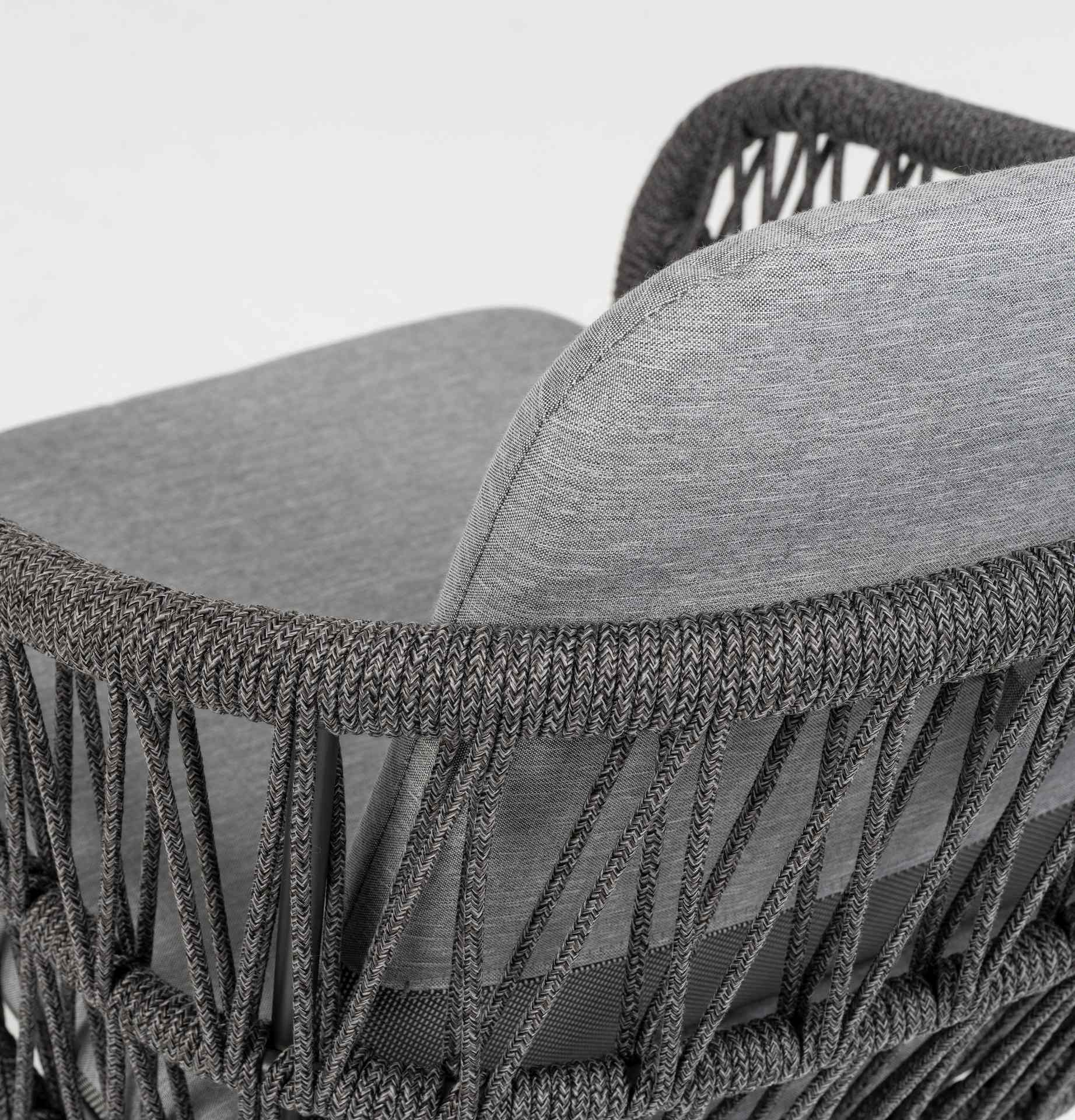 Serena drehbarer Gartenstuhl mit Aluminium-Spinnenfuß, Textilschnur-Sitzschale und grauen Sitz- und Rückenkissen für den Outdoor-Bereich