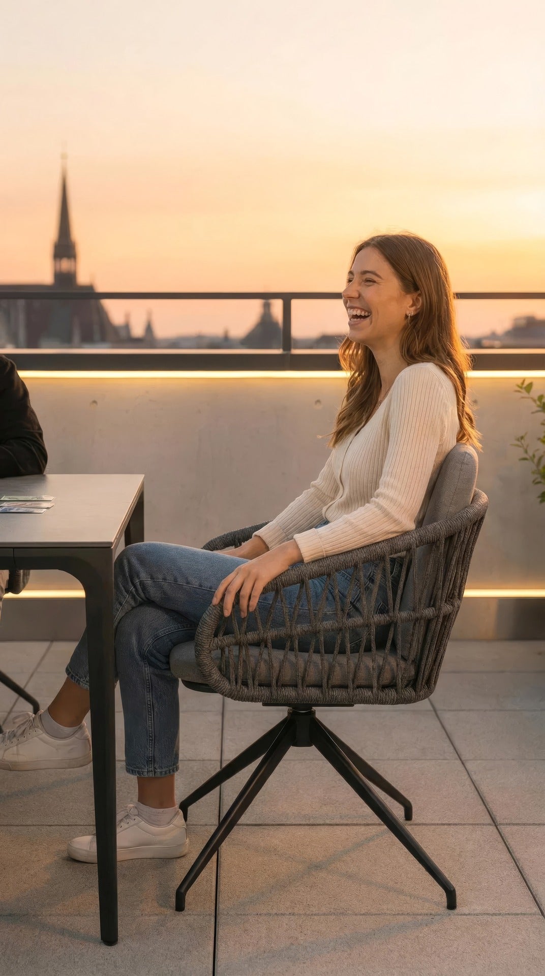 Serena Gartentisch mit Aluminiumgestell und keramikbeschichteter ESG-Glasplatte für den Outdoor-Bereich