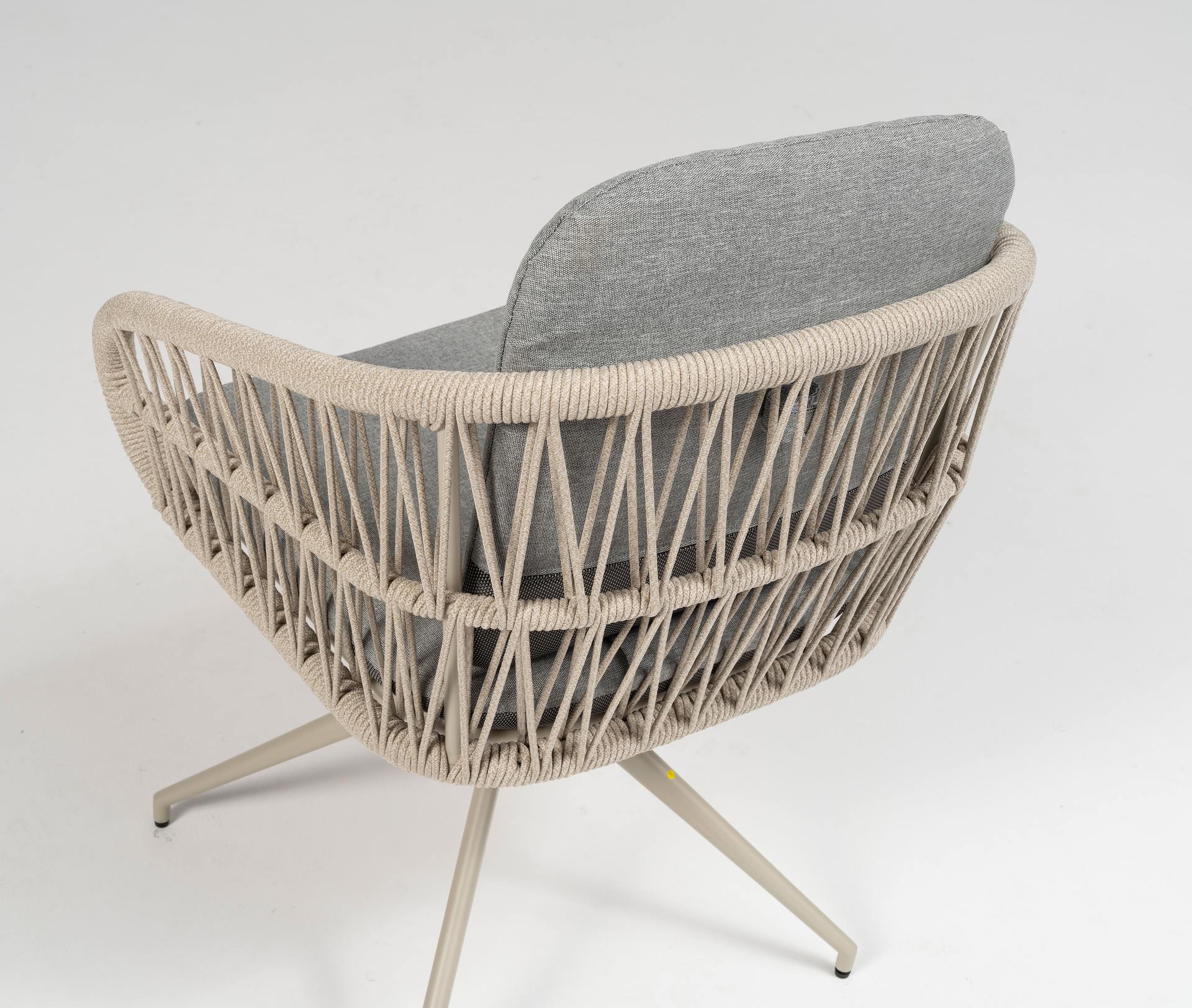 Serena drehbarer Gartenstuhl mit Aluminium-Spinnenfuß, Textilschnur-Sitzschale und grauen Sitz- und Rückenkissen für den Outdoor-Bereich