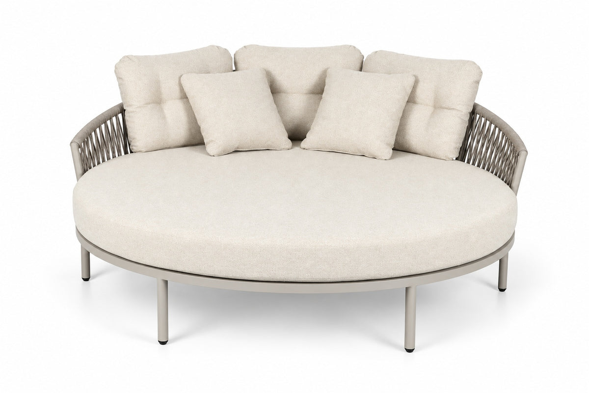 Becky Daybed mit grauem Aluminiumgestell, Greige-Schnurbespannung und hellgrauen Kissen, Frontansicht