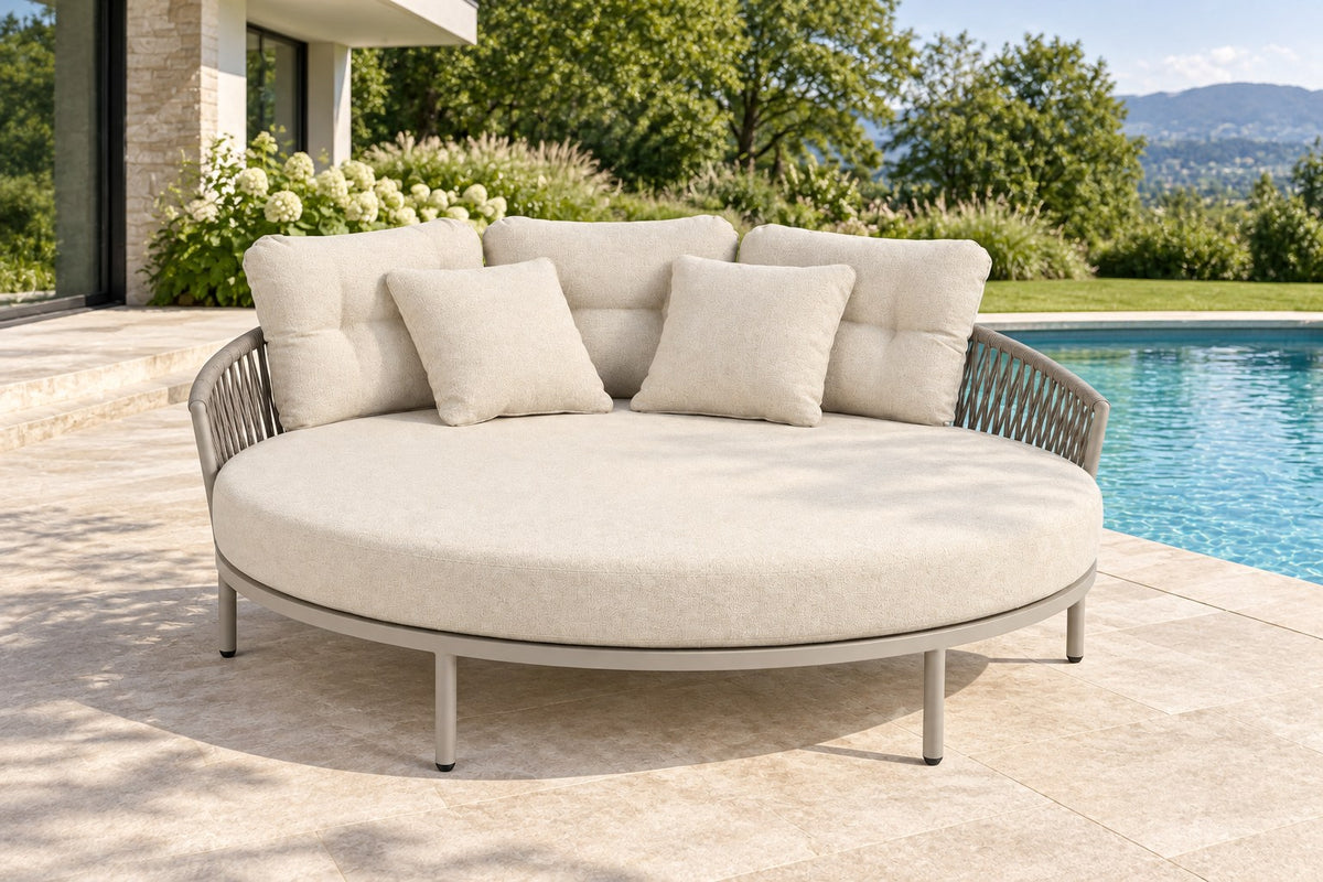 Becky Daybed – Daybed auf einer sonnigen Terrasse am Pool