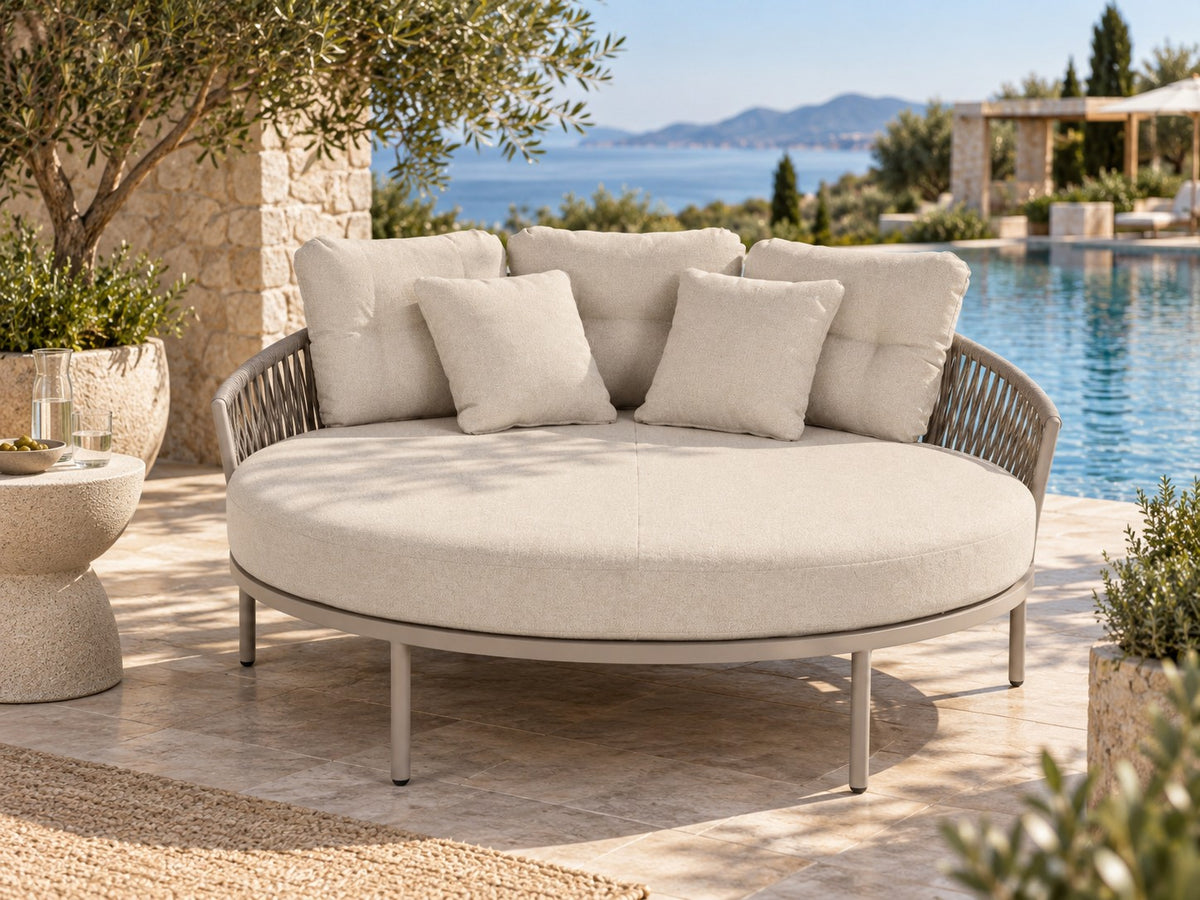 Becky Daybed – Daybed in einem Garten am Pool