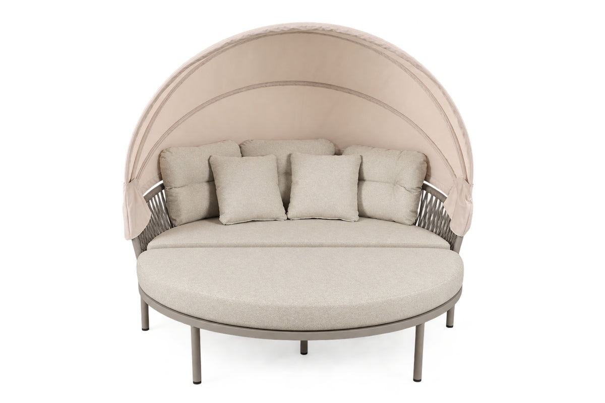 Becky Daybed Deluxe mit aufgeklapptem Sonnendach und zwei zusammengeschobenen Polsterelementen, freigestellt