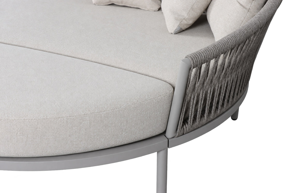 Becky Daybed Deluxe Detail der getrennten Auflagen, des grauen Gestells und der Greige-Schnurbespannung