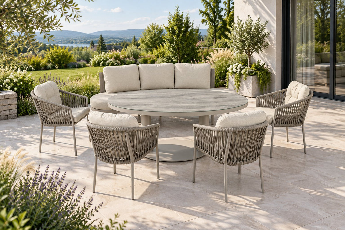 Becky Sofagruppe mit gebogener Bank, vier Armstühlen und ovalem höhenverstellbarem Tisch auf der Terrasse