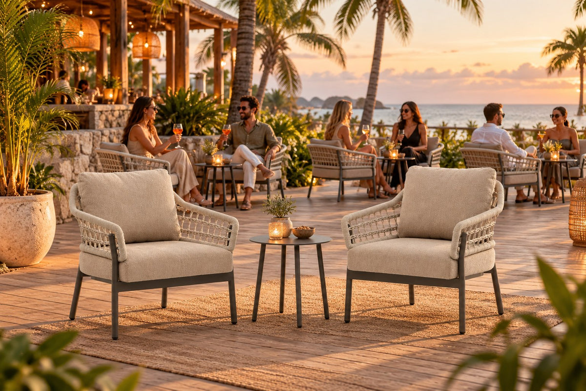 Carla Fauteuil-Set auf einer Hotelterrasse am Abend