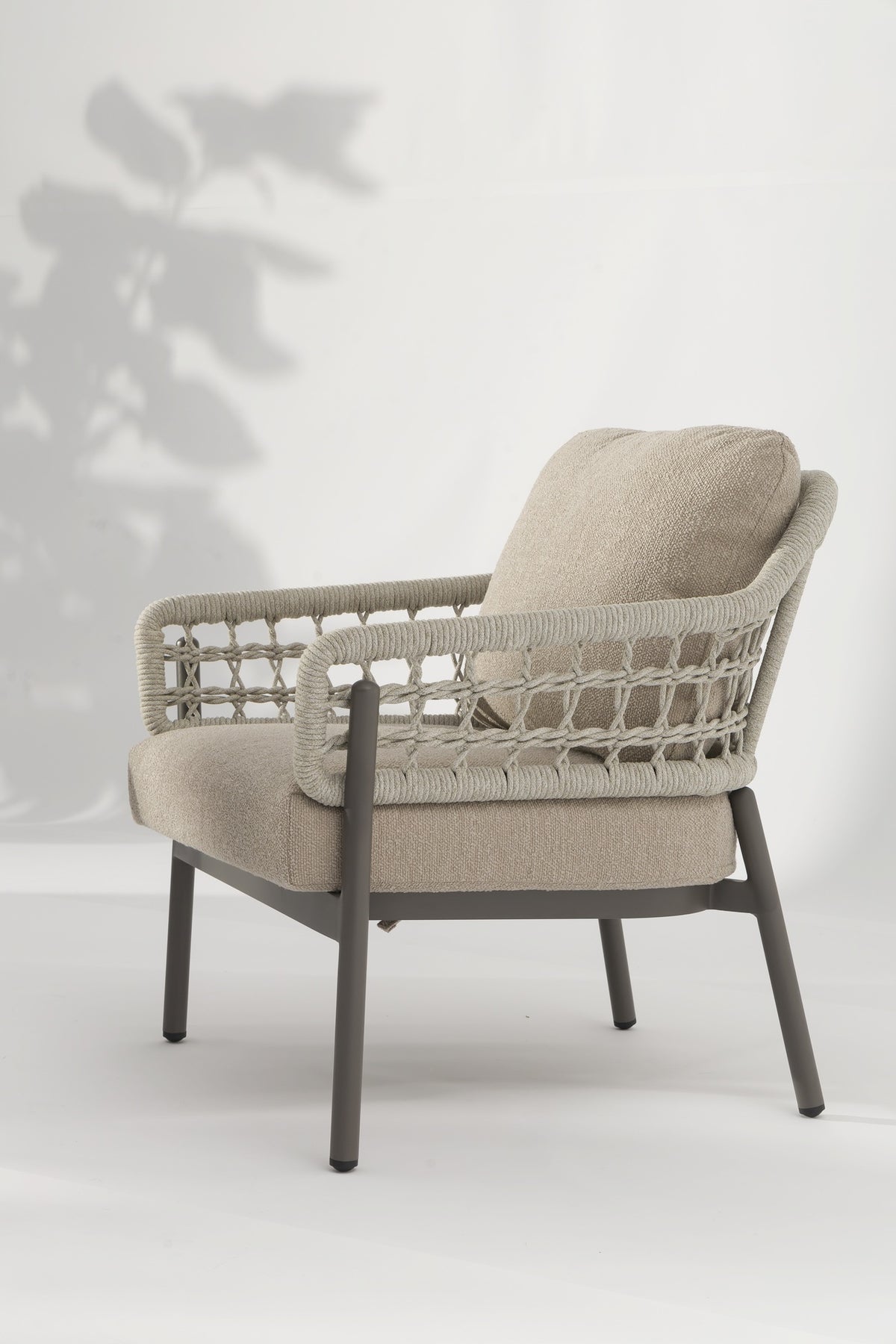 Carla Fauteuil – Seitenansicht mit Armlehnen