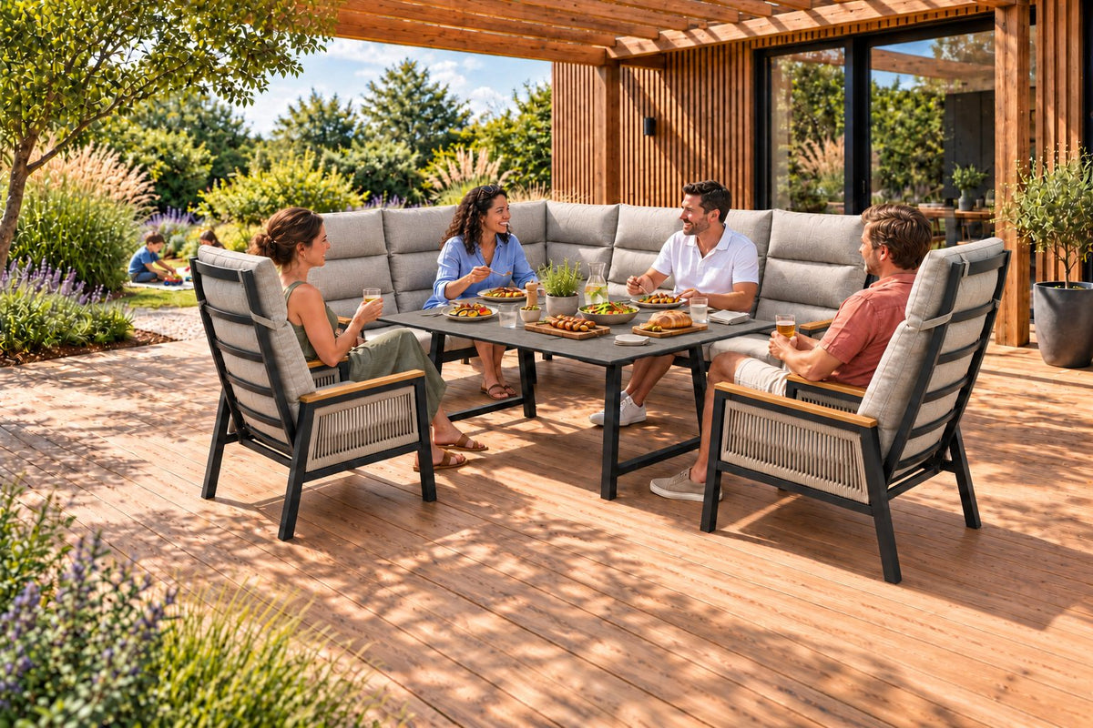 Chiara-Comfort Eckbankgruppe mit Personen beim Essen am grauen Gartentisch