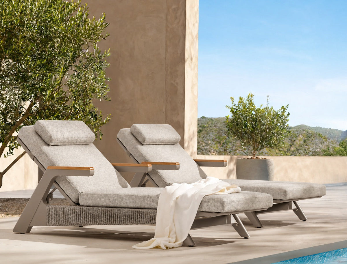 Hieronymus Sonnenliegen auf einer Terrasse am Pool – Ambiente