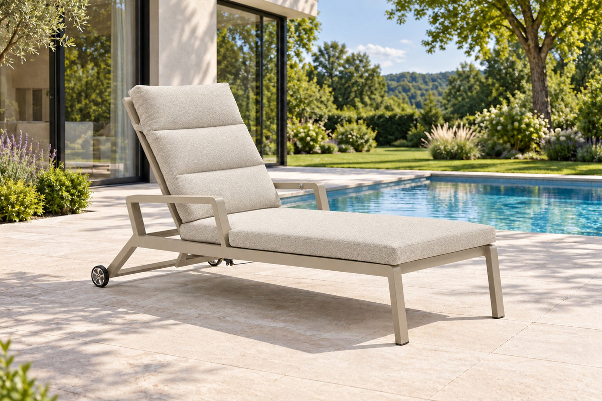 Nicosia Sonnenliege in Ivory mit beiger Auflage auf einer Terrasse am Pool