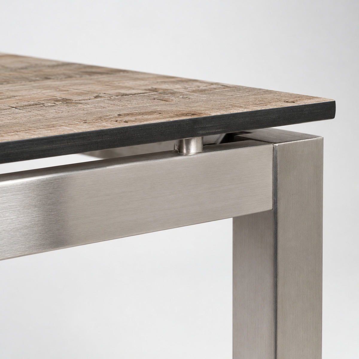 Silvio Bartisch Detail: 12 mm HPL-Platte Alaska Oak mit dunkler Kante und Vierkantrohr-Gestell aus Edelstahl satiniert