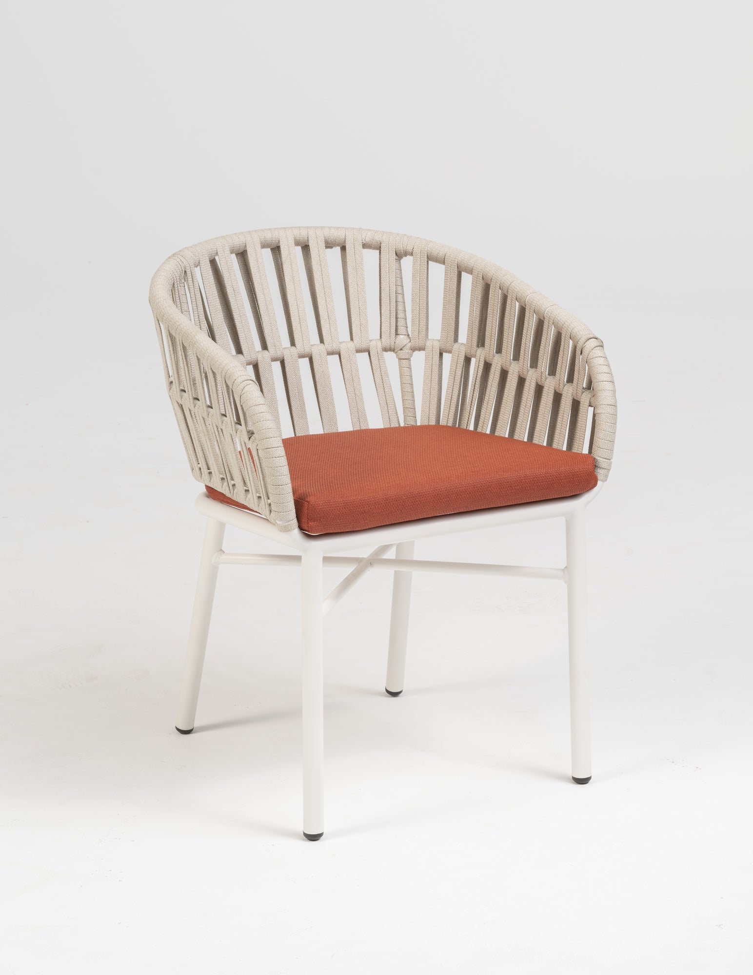 Gartenstuhl Beatrix in Weiß mit Terracotta oder Creme Textilschnüren und komfortablem Sitzkissen, ideal für moderne Außenbereiche.