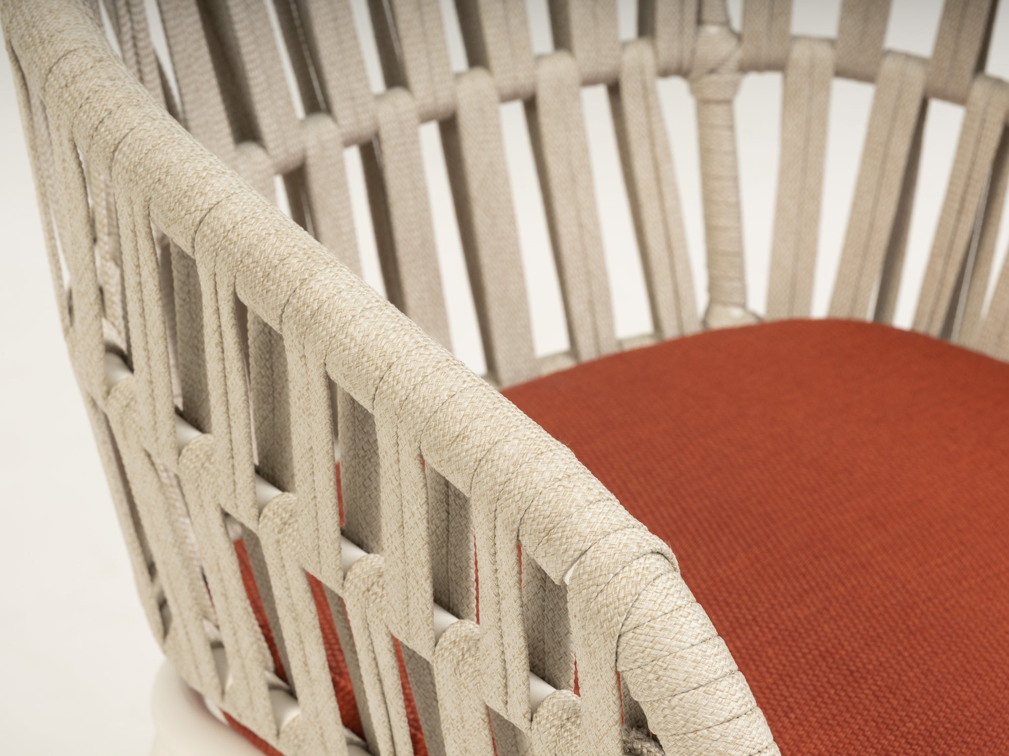 Gartenstuhl Beatrix in Weiß mit Terracotta oder Creme Textilschnüren und komfortablem Sitzkissen, ideal für moderne Außenbereiche.