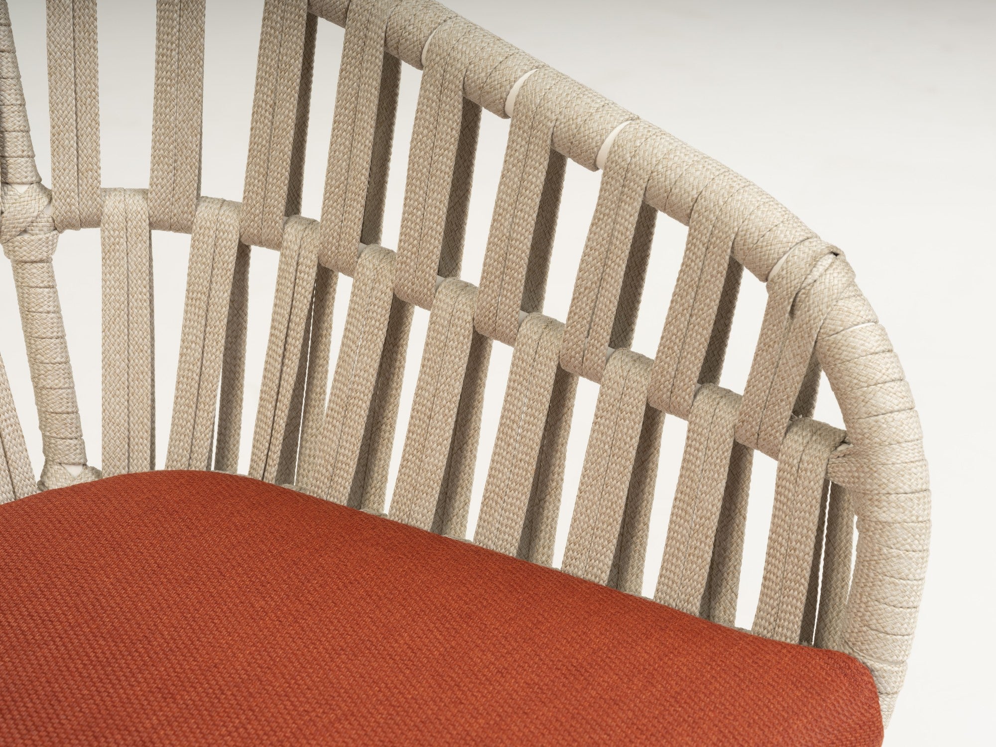 Gartenstuhl Beatrix in Weiß mit Terracotta oder Creme Textilschnüren und komfortablem Sitzkissen, ideal für moderne Außenbereiche.