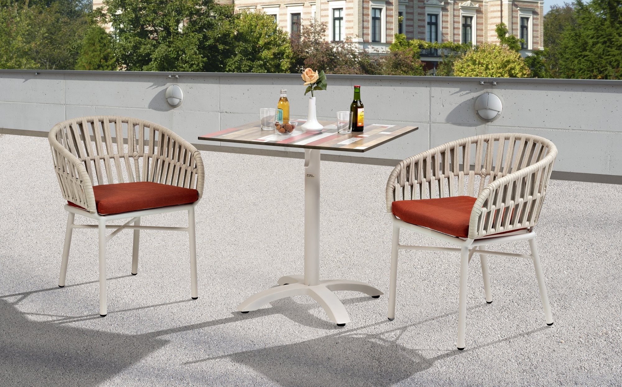 Gartenstuhl Beatrix in Weiß mit Terracotta oder Creme Textilschnüren und komfortablem Sitzkissen, ideal für moderne Außenbereiche.