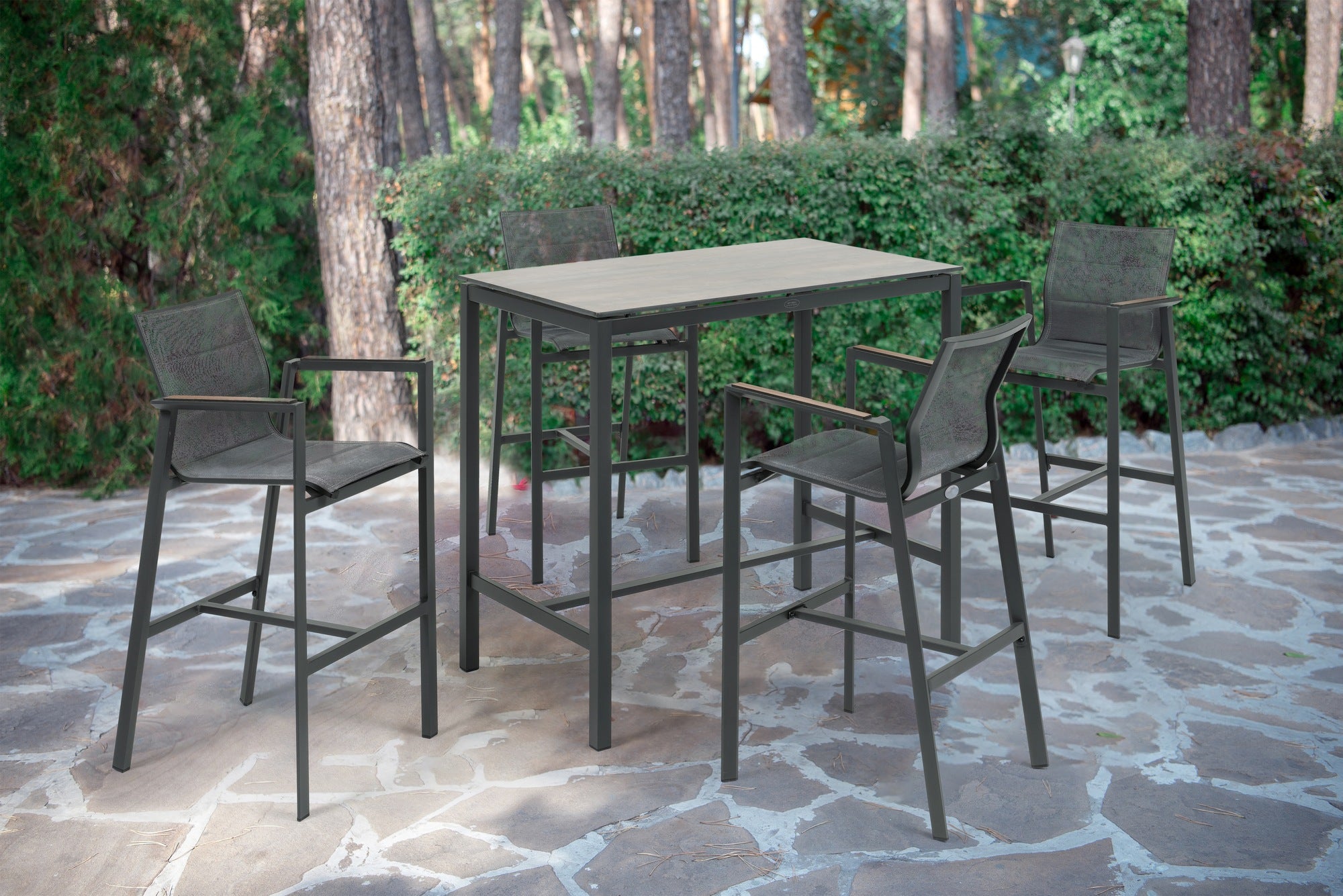 Outdoor-Barhocker Devin mit Aluminiumgestell in Anthrazit, gepolsterter Textilenbespannung und Holzimitat-Armlehnen.