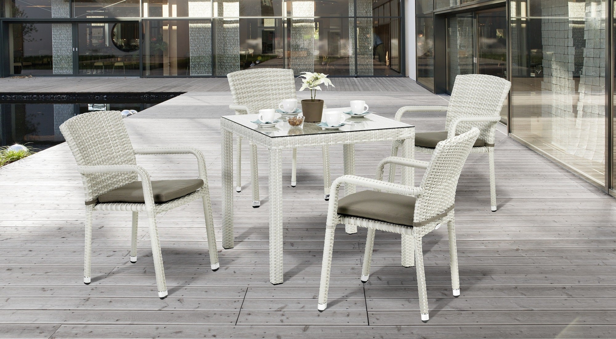 Joleen Gartenstuhl mit Aluminiumgestell und Rattangeflecht, stapelbar und mit optionalen Sitzkissen, erhältlich im Gartenmöbelshop.at