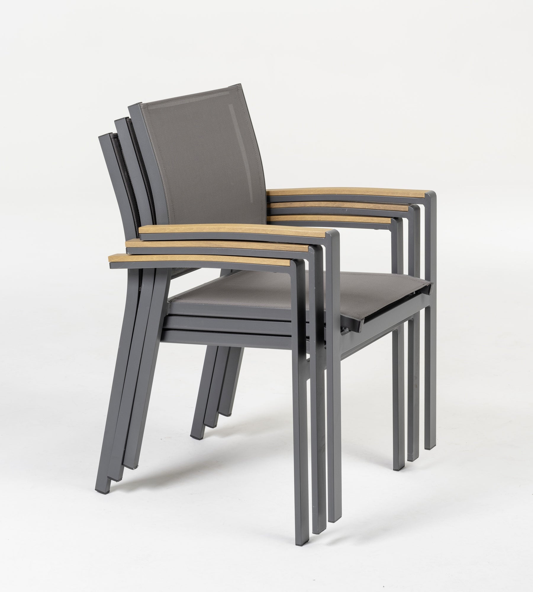 Lea Gartenstuhl in Dunkelgrau mit taupe-grauer Textilenbespannung und Polywood-Armstützen in Teakholz-Optik