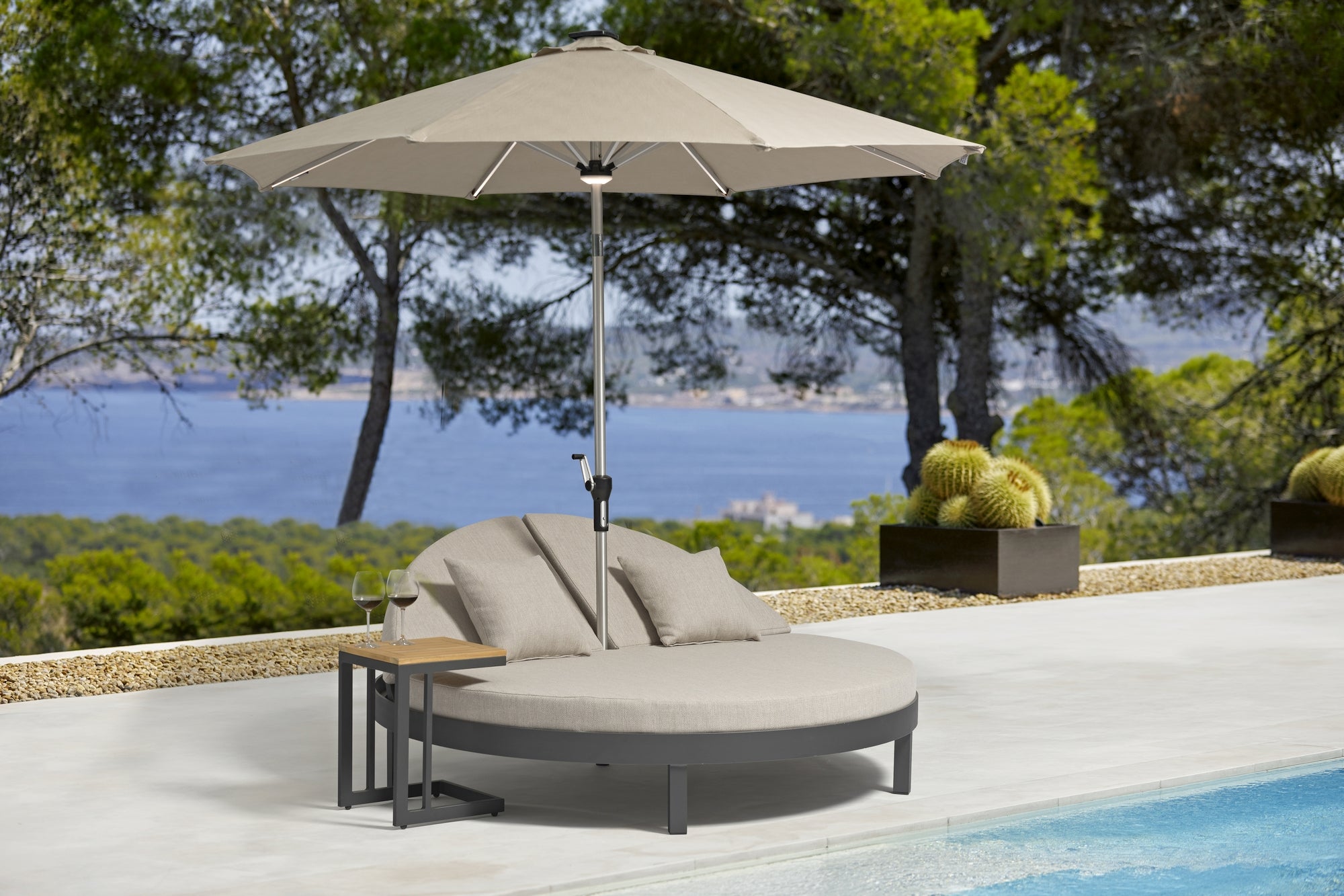 Entspanne in Luxus mit dem Daybed Mina - Gartenmöbelshop.at