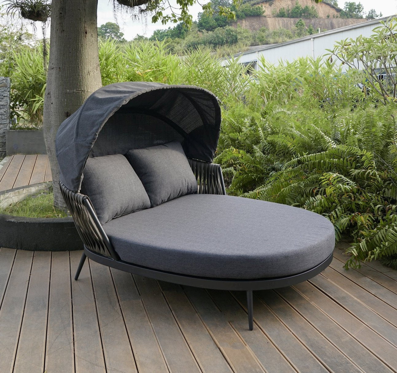 Elegantes Sienna Daybed in Anthrazit mit grauer Kunststoffbandverkleidung, bequemen Kissen und verstellbarem Sonnendach, ideal für luxuriöse Entspannung im Freien, erhältlich bei Gartenmöbelshop.at.