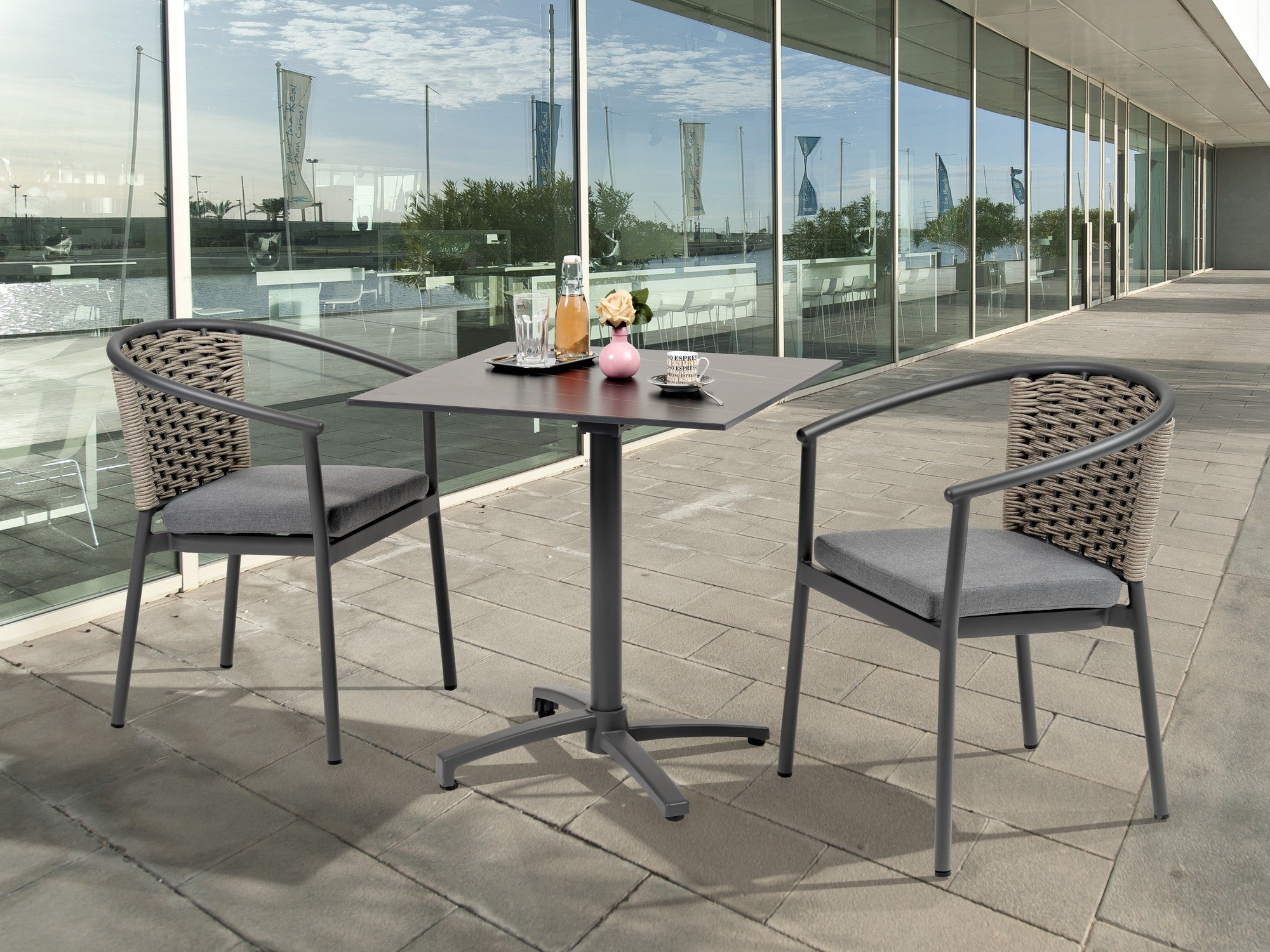 Robuster, klappbarer Gartentisch Thilo mit wetterfester Sinterstone-Tischplatte in edler Marmoroptik, erhältlich in Schwarz und Weiß, ideal für Outdoor-Gestaltung und platzsparende Lagerung.