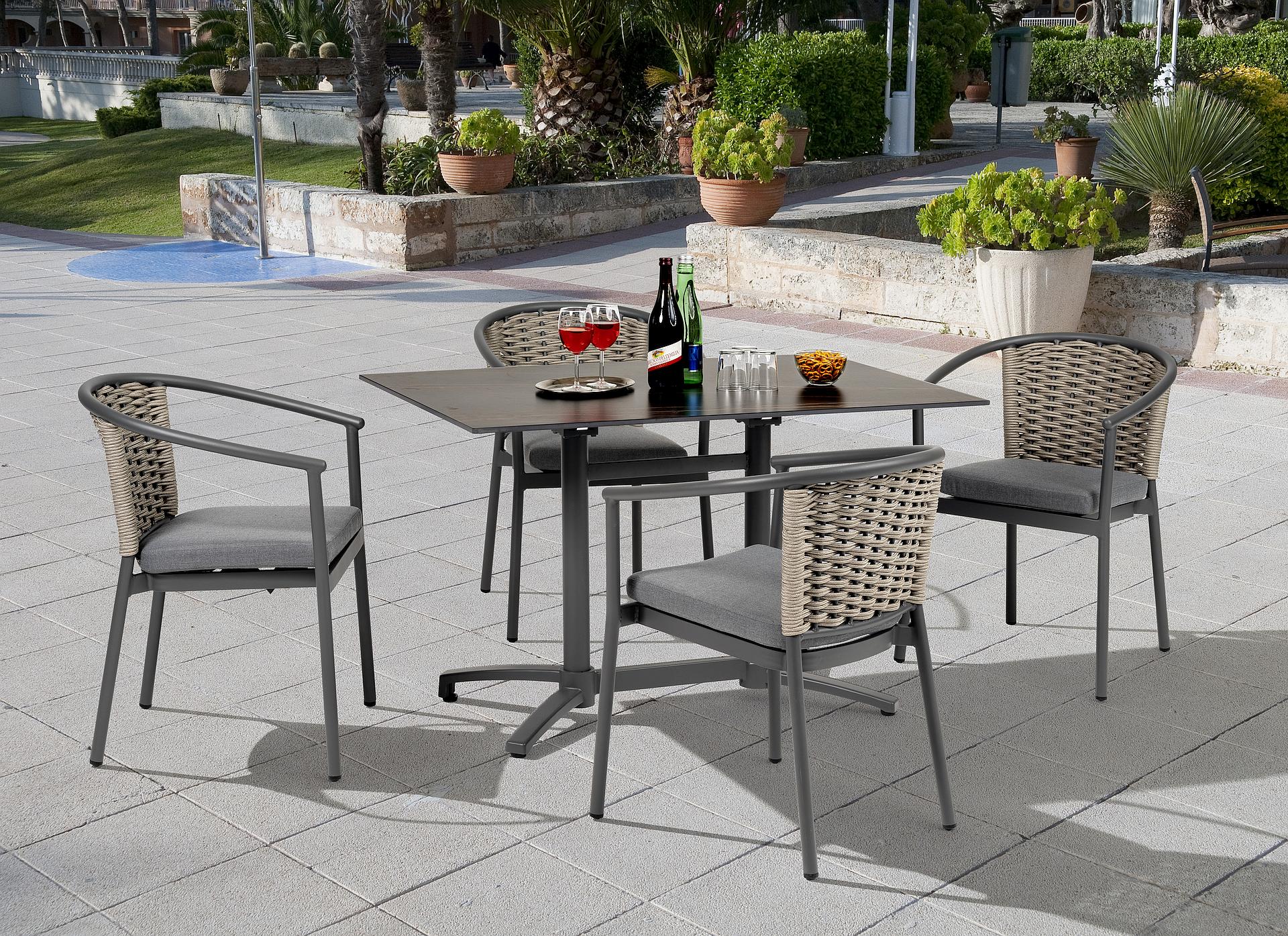 Robuster, klappbarer Gartentisch Thilo mit wetterfester Sinterstone-Tischplatte in edler Marmoroptik, erhältlich in Schwarz und Weiß, ideal für Outdoor-Gestaltung und platzsparende Lagerung.