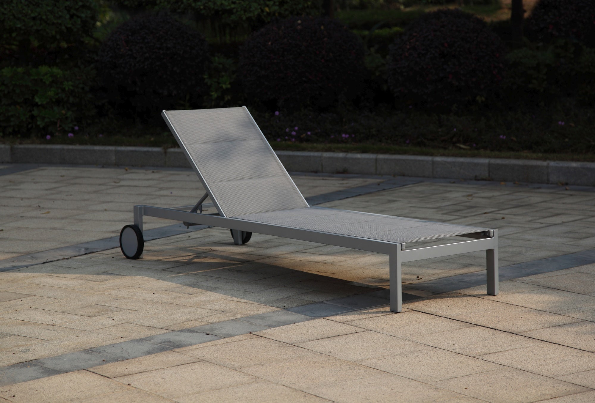 Praktische und stapelbare Sonnenliege Timea mit grauem Aluminiumgestell und Rädern, verstellbare Rückenlehne, erhältlich bei Gartenmöbelshop.at.